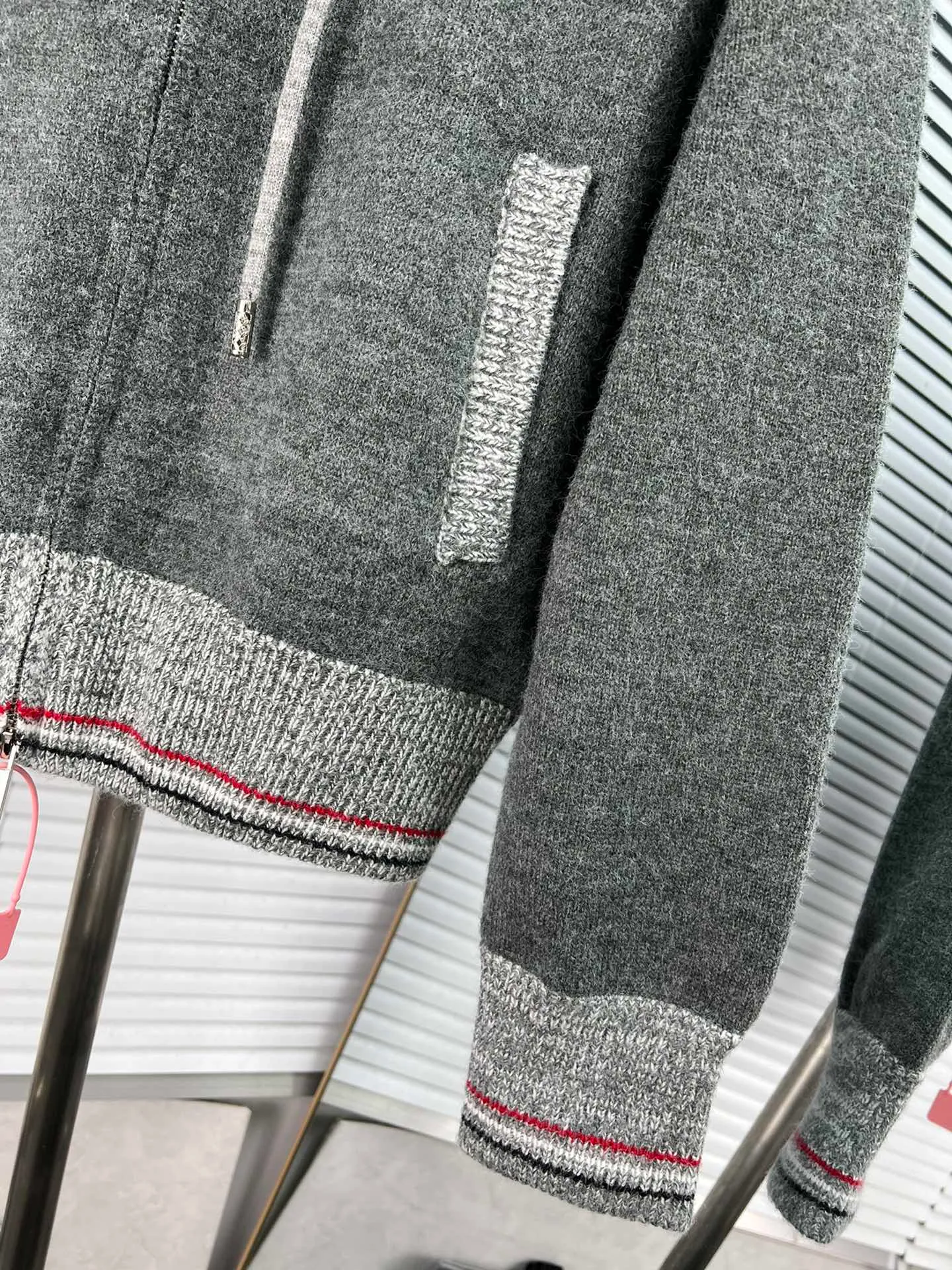 THOM BROWNE ins 📍𝐒𝐢𝐳𝐞Size：S M L(0. 1. 2.) 📍𝐃𝐞𝐭𝐚𝐢𝐥 ： ， ， Red Black ， Dark Gray 【tb Classic 】 Light Gray ， Gray Light Gray